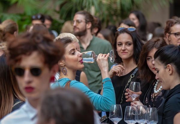 Guarda le foto della festa di Elle Decor al FuoriSalone 2018 organizzata nel cortile di Palazzo Bovara a Milano