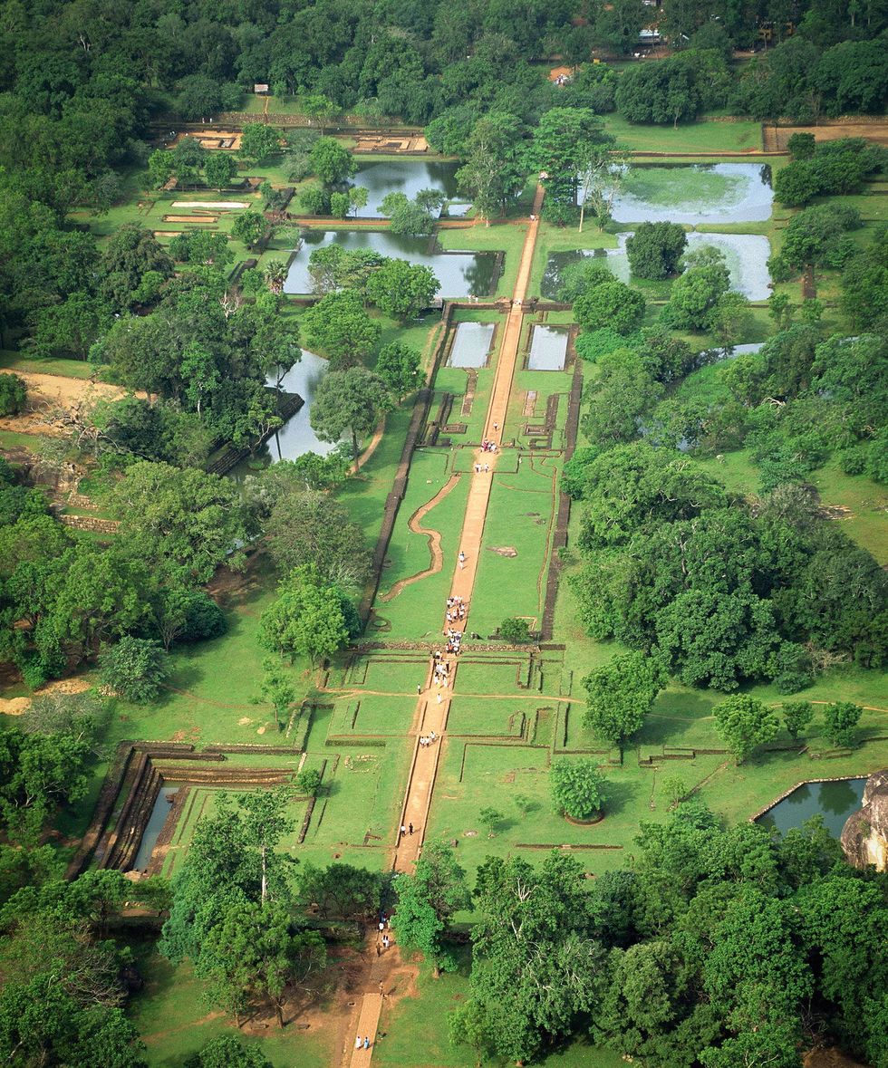In het ontwerp van de tuin op het westelijk platform van Sigiriya staan de strikt rechtlijnige patronen in schril contrast met de natuurlijke en afgeronde vormen van de omringende vegetatie