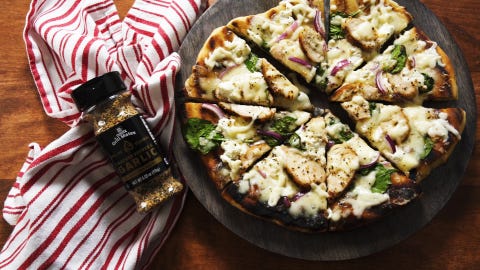 garlicky grilled chicken pizza