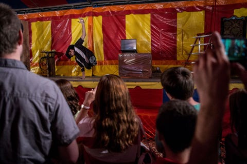Aaron Wollin alias Short E Dangerously voert zijn eenarmige handstand uit tijdens de show World of Wonders