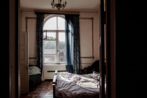 Een logeerkamer in Hotel Georgia Het hotel houdt het hoofd boven water door verdiepingen te verhuren aan grote groepen die verblijven in de lege ruimte  en de drie werknemers overweldigen