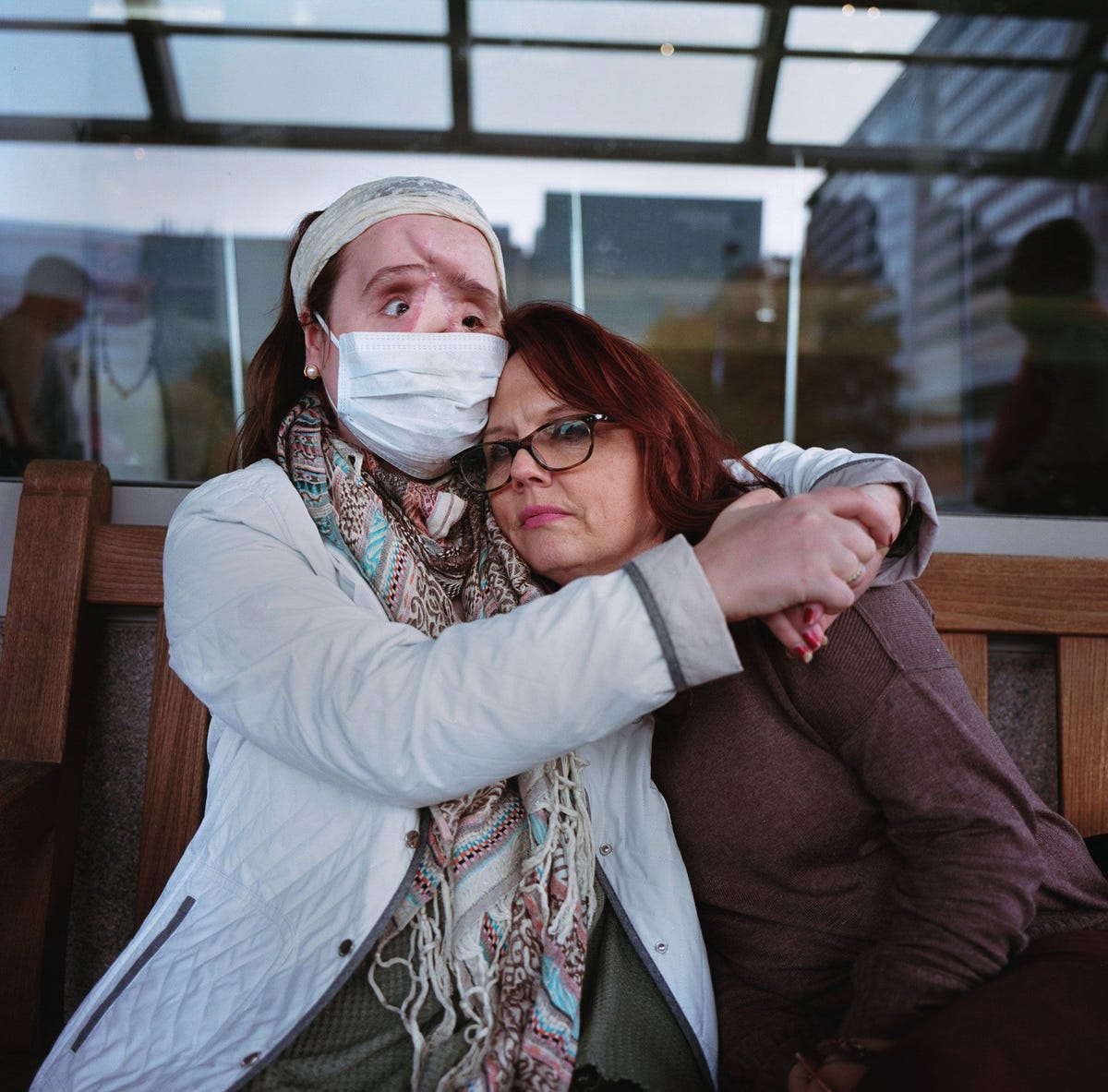Katie knuffelt haar moeder terwijl ze na een afspraak bij de oogkliniek van Cleveland Clinic naar buiten lopen