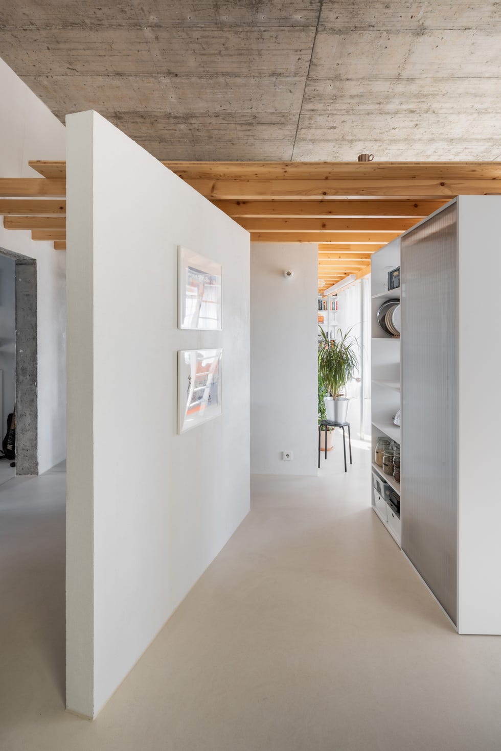 este apartamento gana mas de 17 metros habitables gracias a la altura de los techos y soluciones ingeniosas