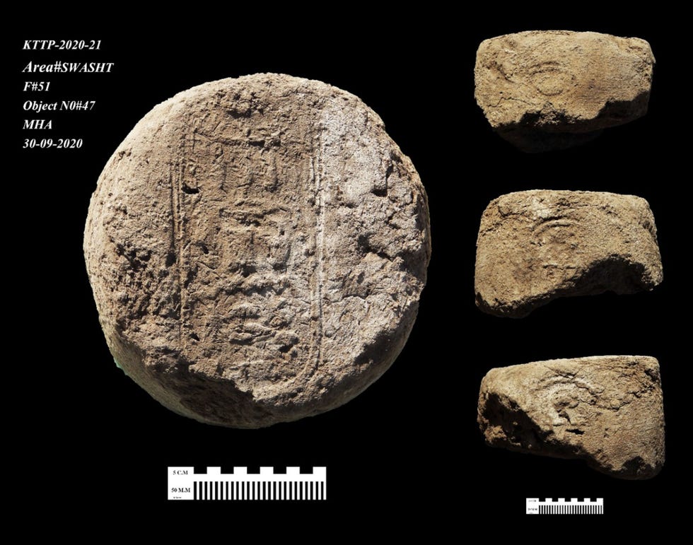 Aan de hand van onder meer inscripties van hirogliefen die werden aangetroffen op de lemen doppen van wijnvaten kon worden vastgesteld dat de stad dateert uit de tijd van Amenhotep III die regeerde van ongeveer 1386 tot 1353 vChr
