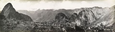 Gezicht op de oostzijde van Machu Picchu voordat de runes in 1912 werden blootgelegd