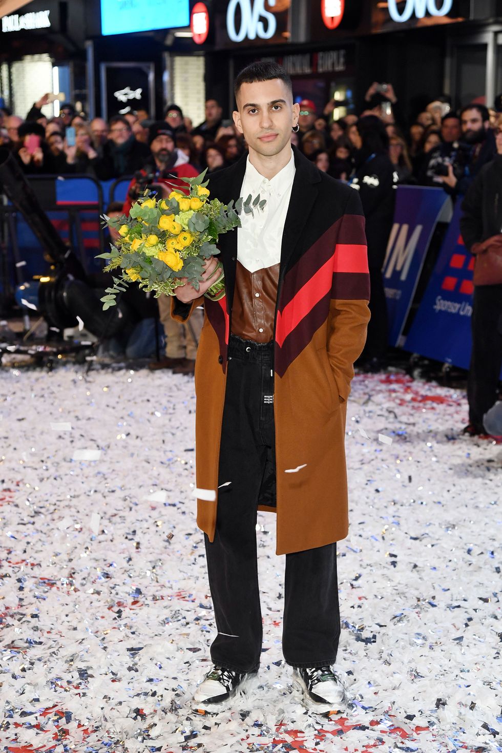 Mahmood vince Sanremo 2019 anche con un look anni 90, uno schema semplice fatto di camice uomo stampate eccentriche come se fossero state prese dall'armadio di papà, in un'operazione nostalgia di adolescente.