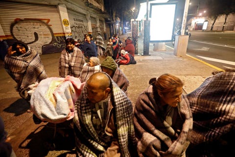 In de hoofdstad MexicoStad zijn mensen de straat opgegaan Bijna n miljoen inwoners zaten na de aardbeving tijdelijk zonder stroom