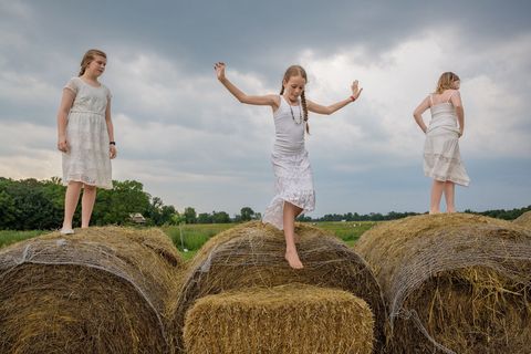 Op een boerderij in Kentucky spelen Emma Langley 13 Camille McCay 10 en Emerald Shean 10 in een pauze tijdens een dagcursus voor moeders en dochters waar de meisjes in de aanloop naar de puberteit hun lichaam leren kennen en waarderen