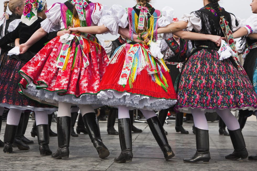 In Hollk in Hongarije viert de lokale bevolking Pasen met een volksdans door meisjes in felgekleurde traditionele kostuums