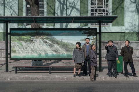 Op een foto die op zondag 9 april 2017 werd genomen wachten passagiers bij een bushalte in Pyongyang