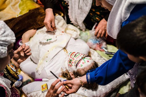 Vrouwelijke familieleden verven Selve Kuivashis gezicht volgens een traditie die bekend is als gelina op de tweede dag van haar bruiloft