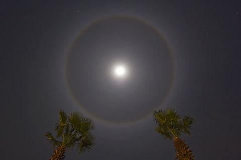 Wanneer er een ring of halo rond de maan is te zien wordt gesproken van een kleine kring of 22graadshalo Het gaat om een optische illusie die wordt veroorzaakt door licht dat wordt verstrooid door ijskristallen in zeer hoge en ijle cirruswolken