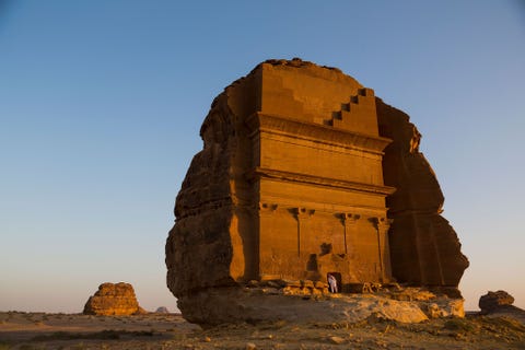 De rotstomben van Madain Saleh werden rond tweeduizend jaar geleden uit rotsen van zandsteen in de Arabische Woestijn gehouwen Ze werden gebouwd door de Nabateers een handelsvolk dat ook de verbluffende rotsmonumenten van Petra in Jordani creerde