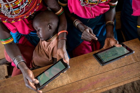 Samburuvrouwen beginnen tablets te gebruiken en leerden afgelopen jaar lezen schrijven optellen aftrekken en dit jaar vermenigvuldigen