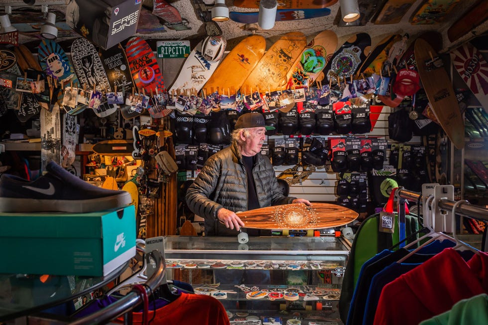 De winkel Rip City Skates in Santa Monica is een instituut binnen de internationale skateboardwerelden voorziet skatersal sinds 1978 van uitrusting Vaak komen kids van het vliegveld meteen naar de winkel nog voordat ze hun hotel opzoeken zegt medeeigenaar Jim McDowell