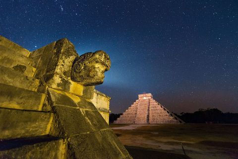 El Castillo de belangrijkste piramide van de voormalige Mayastad Chichn Itz in Mexico is zo gebouwd dat de scheidslijn tussen de schaduwkant en de zonkant het bouwwerk precies in tween deelt tijdens de zomerzonnewende