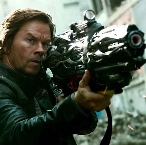 Cade Yaeger, изигран от Марк Уолбърг, държи пистолет в сцена от Transformers The Last Knight