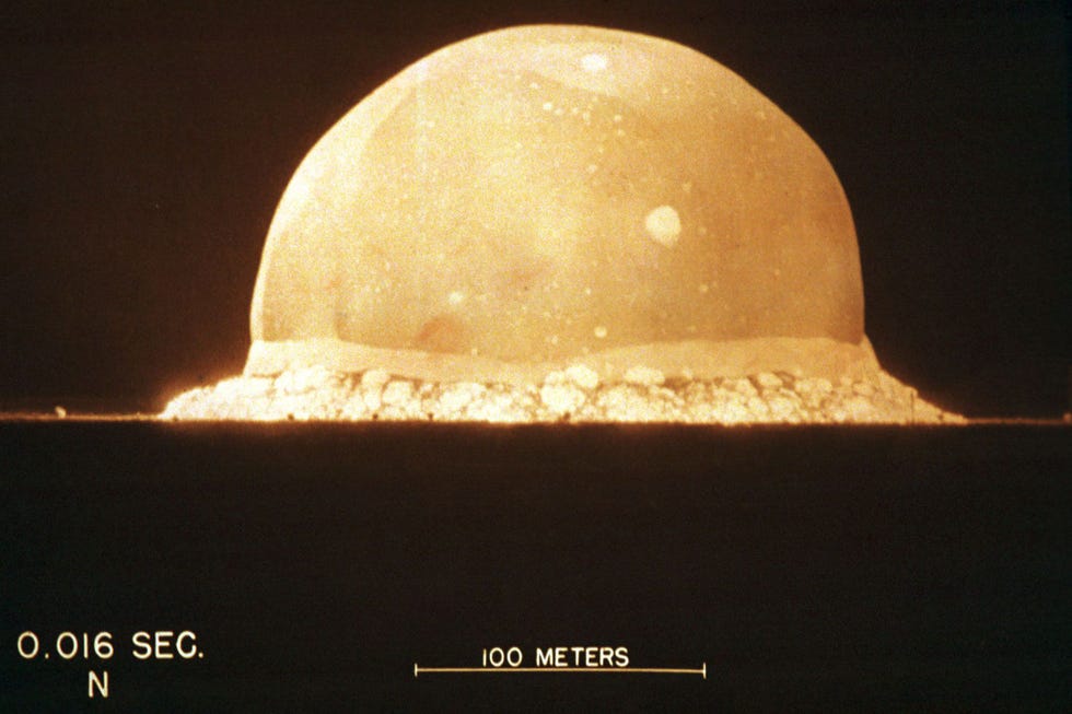Het atoomtijdperk was slechts 0016 seconden ingegaan toen de opvallende gladde halve bol van de ontploffing die boven een strook heet woestijnzand uitsteeg met een Fastaxcamera waarmee 10000 frames per seconde konden worden genomen werd vastgelegd Op dat moment gingen het vlamfront en de schokgolf van de bom vrijwel gelijk met elkaar op waardoor het schelpvormige voorkomen ontstond