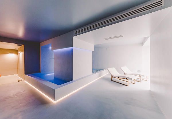 Suite 10, progettata da esseelle associati, è un’architettura bianca come una vela spiegata, tra la liberta dell’appartamento e i comfort dell’hotel