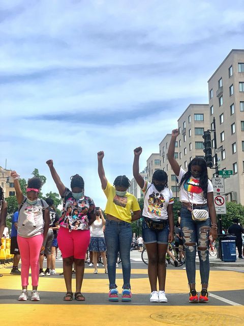 Samen met een groepje jonge vrouwen steekt Serenity Plight uiterst rechts haar vuist in de lucht op de Black Lives Matter Plaza Alles wat we nu op het nieuws zien voelt voor mij aan als een film Ik wil niet dat dit de nieuwe norm wordt Alles wat is momenteel zie is moord en chaos Het is een gekkenhuis