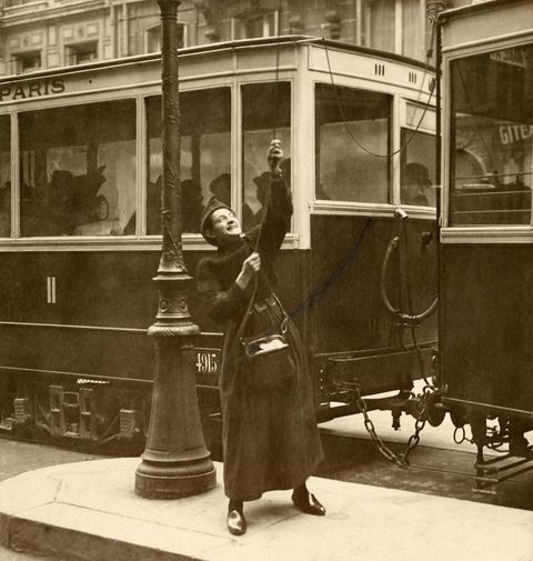 Tijdens de Eerste Wereldoorlog werkt een vrouw op een tram in het Franse Lotharingen 1917