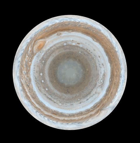 Deze compilatie van fotos die door Cassini werden gemaakt is de meest gedetailleerde kleurenopname van het zuidelijk halfrond van Jupiter die ooit is geproduceerd De stereografische projectie toont de zuidpool in het centrum en de evenaar aan de rand