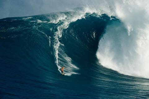 Een man surft voor de kust van Maui een van de Hawaaanse eilanden