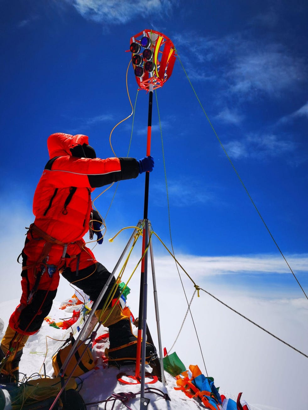 Een lid van een Chinees landmeetteam plaatste op 27 mei 2020 een baak op de top van de Mount Everest die door de Tibetanen Chomolungma wordt genoemd Terwijl de berg in het voorjaar van 2010 vanwege de COVID19pandemie was gesloten stuurde China een expeditie naar de top van de Everest om de hoogte van de berg opnieuw te meten