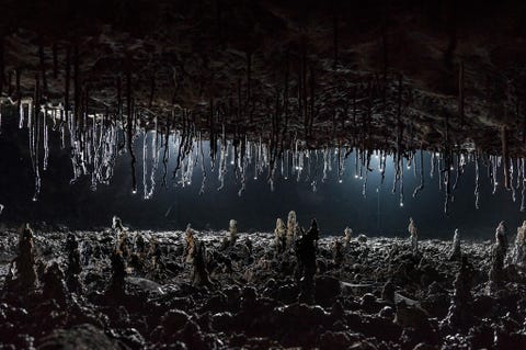 https://www.nationalgeographic.com/content/dam/science/2019/08/26/05_alien_nationalgeographic_2529140.jpg Als de mens ooit op de maan of Mars zou gaan wonen dan zou het een geweldig goed idee zijn om onze intrek in lavatunnels te nemen Deze onderaardse gangen bieden een natuurlijke bescherming tegen schadelijke straling stofstormen micrometeorieten en extreme temperaturen en ze zouden groot genoeg kunnen zijn om aan een volledige stad plaats te bieden Op aarde trainen astronauten al voor missies naar lavatunnels