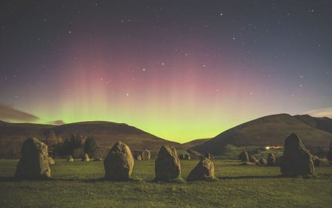 Het noorderlicht werpt zijn schijnsel op de steencirkel van Castlerigg in Cumbria Engeland