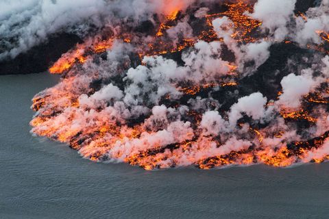 De vulkaan Brarbunga op IJsland is een zone van extremen zijn centrale krater ligt begraven onder een dikke laag ijs maar een vurige zee van lava strekt zich in spleten rond de krater uit Deze diepe scheuren in de aarde kunnen enorme hoeveelheden gesmolten gesteente uitbraken en zijn voor zover bekend verantwoordelijk voor de grootste lavastroom op aarde in de afgelopen 11000 jaar