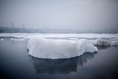 Een ijsberg van schuim ontstond als gevolg van het chemische afvalwater uit fabrieken aan de Yamuna een zijrivier van de Ganges