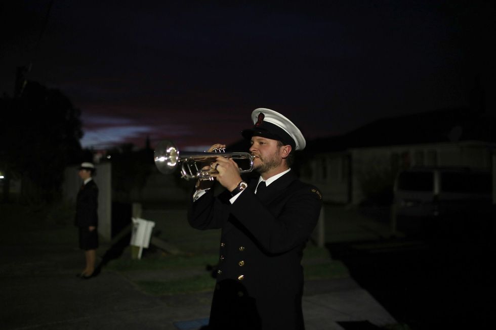 Orson Paine van de Royal New Zealand Navy Band speelt op 25 april Anzac Day het signaalThe Last Post Normaal gesproken wordt deze nationale herdenkingsdag ter ere van soldaten die bij gevechten zijn omgekomen gevierd met evenementen waar veel mensen op af komen Die waren verboden tijdens de strikte lockdown in het land