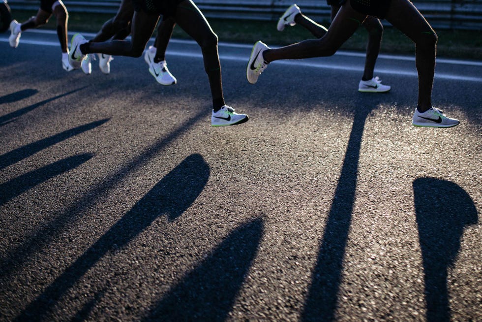 Een kolonne van hardlopers uit Ethiopi en Kenia voeren Eliud Kipchoge en Zersenay Tadese mee op het laatste gedeelte van een testrace van 21 kilometer in Monza in Itali Door gedurende de race af en toe een tijdje achter andere lopers te worden voortgetrokken hoeven de deelnemers aan het Breaking2project minder luchtweerstand te overwinnen zodat ze minder vermoeid raken