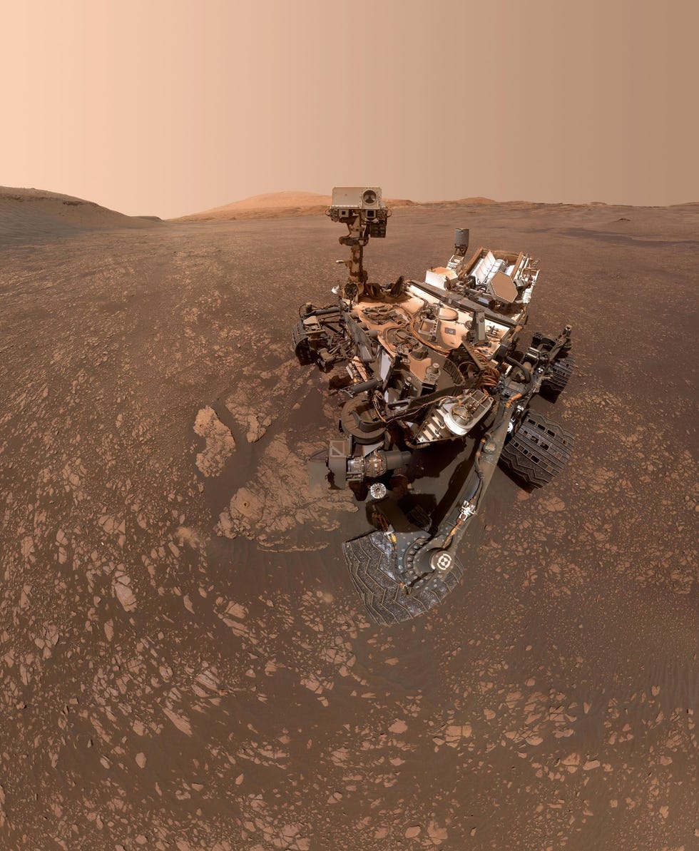 Op 12 mei maakte Marsrover Curiosity van Nasa deze selfie Het beeld is een panoramaoverzicht samengesteld uit 57 losse opnames die werden gemaakt met een camera aan het uiteinde van de robotarm van de rover