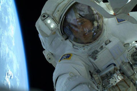 Astronaut Thomas Marshburn twitterde deze selfie in 2013