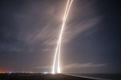 Sinds Elon Musk in 2002 zijn onderneming SpaceX oprichtte heeft hij altijd gehamerd op herbruikbare onderdelen Op 21 december 2015 werd die visie verwezenlijkt toen de booster de eerste trap van een Falcon 9raket met succes naar de aarde terugkeerde en op een lanceerplatform op Cape Canaveral in Florida landde Het was de derde poging van het bedrijf om dit voor elkaar te krijgen en het was een belangrijke stap op weg naar toekomstige successen