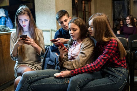 Leerlingen Alina Tarasenko Ilja Sjlikov Diana Fomenko en Maria Sazjneva zingen in het Cultuurpaleis van Sjtsjastja Loehansk