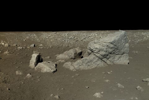 Yutu maakte zes fotos om een mozaek van de Piramide rots Long Yan te maken Dat is een groot rotsblok vlak naast Change3 dat daar terecht kwam na een oeroude inslag