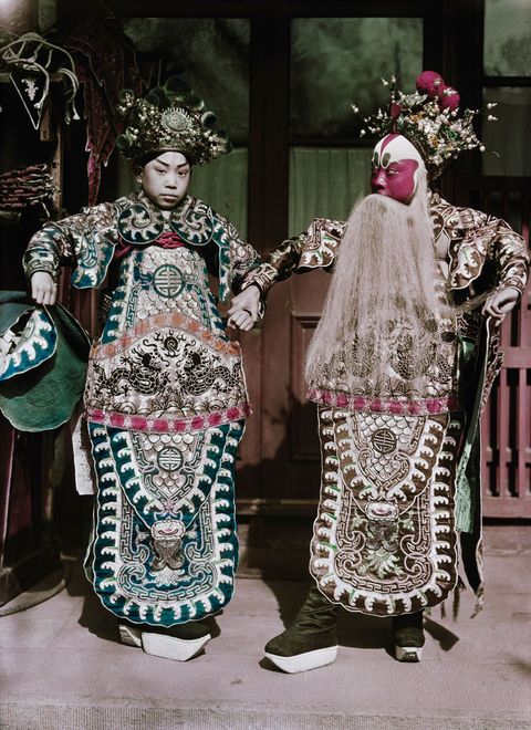 Acteurs trekken oude formele kleding aan op deze foto uit een editie van 1934 van National Geographic over de kuststeden van China