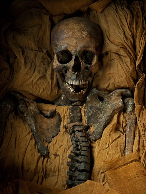 Deze ernstig vergane mummie is in 1907 ontdekt Koninklijk opschriften op de beschadigde grafkist suggereren dat het wellicht Achnaton was de ketterse farao die de goden van het rijk verwierp om n enkele god aan te hangen DNA toont aan dat het de vader is van Toetanchamon