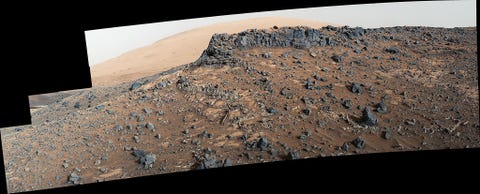 Dit fotomozaek opgebouwd uit opnamen van de Marsrover Curiosity toont prominente mineraaladers in het terrein bij Mount Sharp Deze aders zijn ontstaan toen vloeistoffen door gespleten rosten stroomden en mineralen in de spleten achterlieten