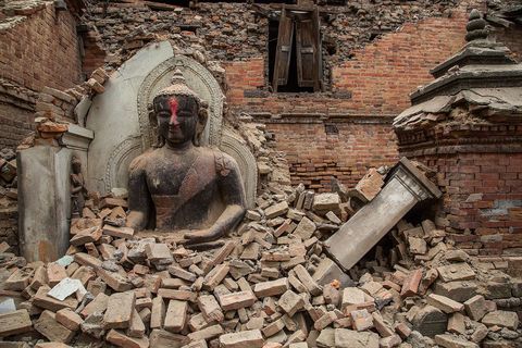 In Bhaktapur in Nepal stortte deze tempel die is opgenomen in de Werelderfgoedlijst van de UNESCO rond een Boeddhabeeld geheel in Talloze andere tempels en heiligdommen werden bij de aardbeving verwoest