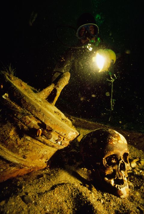 De schedel van een passagier uit het wrak van een zeventiendeeeuws Zweeds oorlogsschip ligt naast een kanon op de bodem van de Oostzee