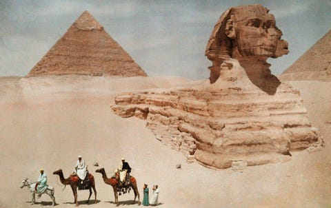 Op deze foto uit 1925 staat de Sfinx van Giza voor hij volledig uitgegraven was Nadat hij helemaal was blootgelegd waarschuwde de hoofdredacteur van National Geographic zijn personeel om de foto niet meer te gebruiken omdat hij heel erg gedateerd is