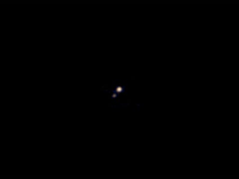 Op 9 april 2015 nam de sonde New Horizons op een afstand van 115 miljoen kilometer deze foto van Pluto en Charon Het was de eerste kleurenopname van het Plutosysteem door een naderend ruimtevaartuig