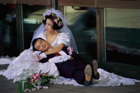 Na te zijn getrouwd inclusief een enorme bruiloftsceremonie in Taiwan rust een bruidegom uit in de schoot van zijn bruid