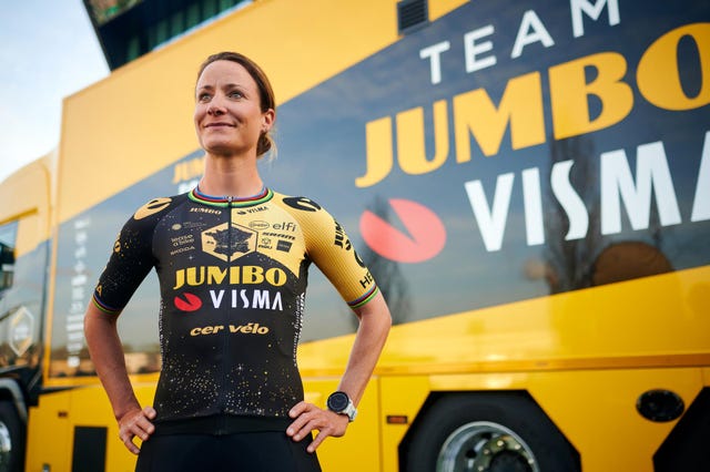 marianne vos toont het tour de france shirt van team jumbo visma