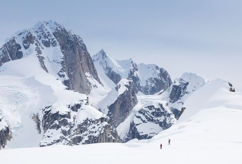 RUTH GLACIER ALASKA  Twee met touwen gezekerde skirs pauzeren op een gletsjer in het Ruth Amphitheater in het Denali National Park Het was volledig maar dan ook volledig stil schrijft fotografe Acacia Johnson