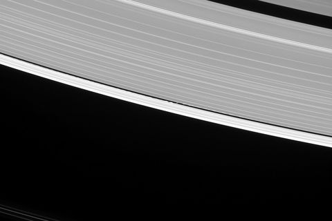 In deze opname van Cassini is te zien hoe het maantje Daphnis lichte rimpelingen in de ringen van Saturnus veroorzaakt